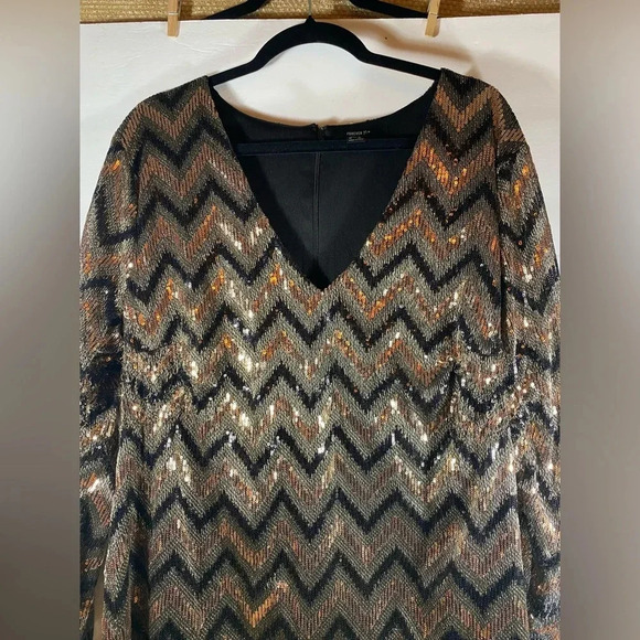 Ready for a party Zigzag Sequin Dress Forever 21 - Picture 6 of 8
